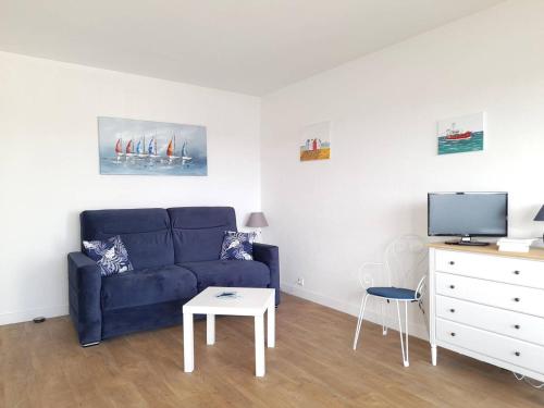 - un salon avec un canapé bleu et une commode blanche dans l'établissement Studio calme avec balcon ensoleillé, proche plage - FR-1-392-228, au Pouliguen