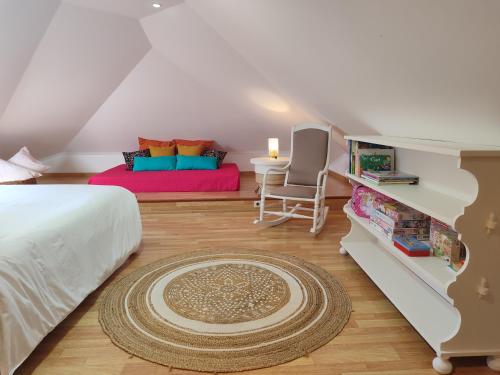 1 dormitorio con 1 cama, 1 mesa y 1 silla en O Encanto da Vila en Vila Real de Santo António