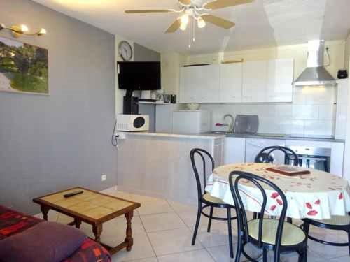 une cuisine et une salle à manger avec une table et des chaises dans l'établissement Appartement 2P proche plage, parking, Quartier Grande Plage - FR-1-782-9, au Barcarès