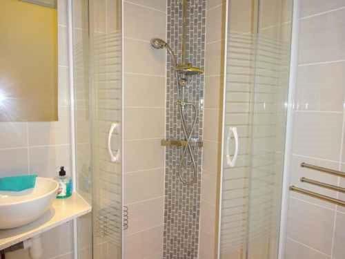 une salle de bain avec une douche en verre avec un lavabo dans l'établissement Appartement 2P proche plage, parking, Quartier Grande Plage - FR-1-782-9, au Barcarès