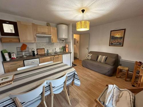 Appartement 2 pièces au calme avec terrasse aux Angles - FR-1-593-110