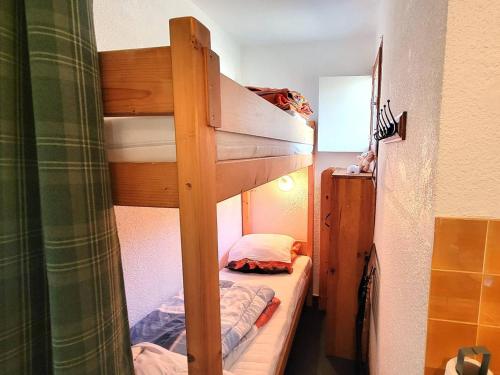 une chambre avec deux lits superposés dans l'établissement Studette 3 pers - Pied des pistes, commerces à pied, calme, parking, TV, baignoire, sans animaux - FR-1-393-170, à Saint-Michel-de-Chaillol