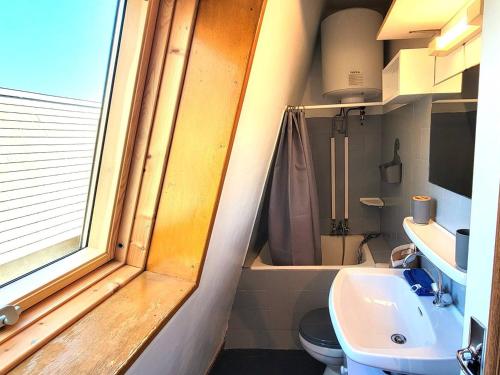 une salle de bain avec un lavabo et des toilettes et une fenêtre dans l'établissement Studette 3 pers - Pied des pistes, commerces à pied, calme, parking, TV, baignoire, sans animaux - FR-1-393-170, à Saint-Michel-de-Chaillol