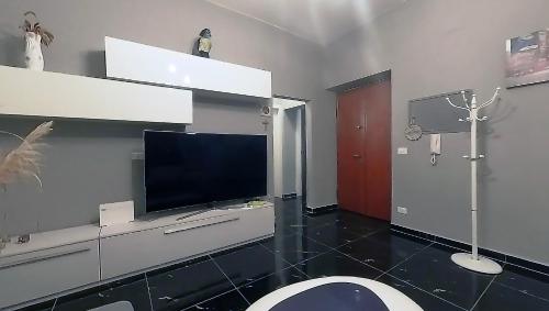 uma sala de estar com uma televisão e um WC em Tra centro e mare - Intero appartamento con parcheggio em Savona