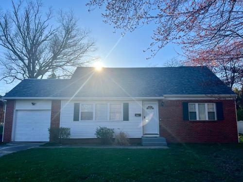 una casa con el sol brillando en el techo en Renovated 3 BR Ewing Home -Quiet en Trenton