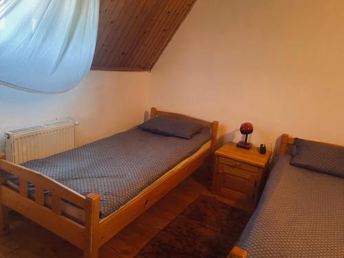 two twin beds in a room with at Veress Apartman Tusnádfürdő in Băile Tuşnad