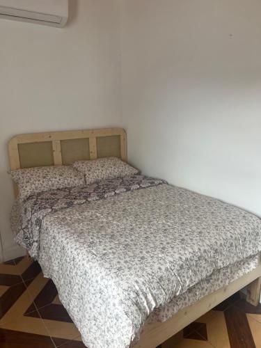 uma cama num quarto com uma parede branca em SanAndros Airbnb em Marsh Harbour