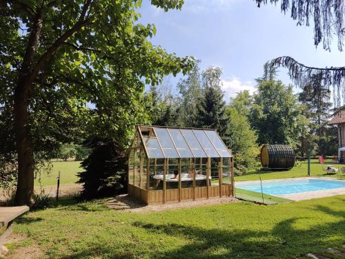 una casa con solárium junto a una piscina en AGRITURISMO VALDISPINSO, en Santa Vittoria dʼAlba