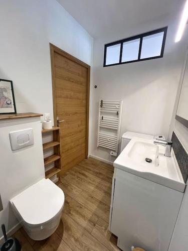 une salle de bain avec toilettes et lavabo dans l'établissement Le Surcouf - Terrasse privative, à La Rochelle