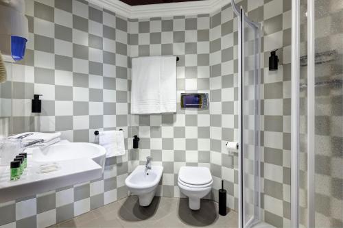 W łazience znajduje się umywalka, toaleta i prysznic. w obiekcie Hotel Roma Tor Vergata w mieście Tor Vergata