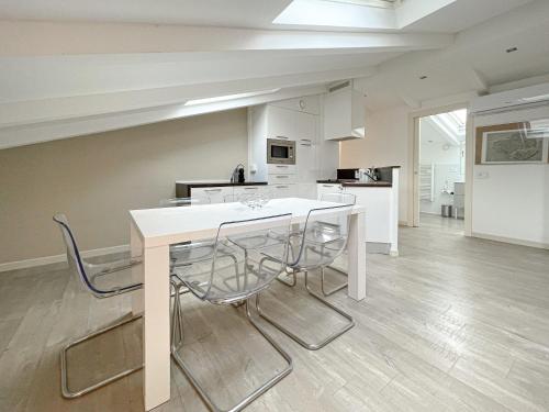 - une cuisine avec une table et des chaises blanches dans l'établissement Tony Allard By Winsome Destination 4A, à Cannes