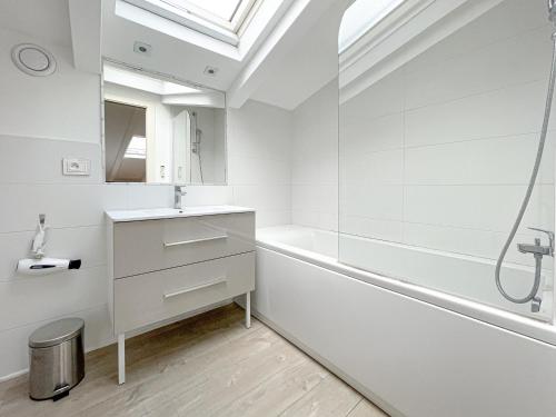 une salle de bain avec une douche, un lavabo et une baignoire dans l'établissement Tony Allard By Winsome Destination 4A, à Cannes