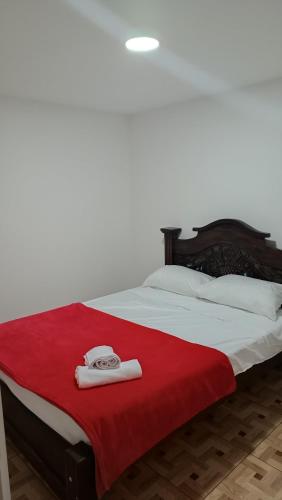 a bed with two towels sitting on top of it at APARTAMENTO TURISTICO SALENTO QUINDIO R. in Salento