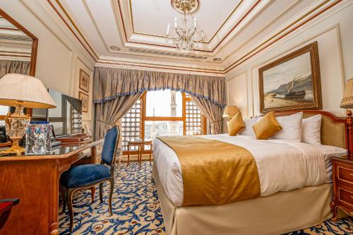 um quarto de hotel com uma cama e uma secretária em Dar Al Taqwa Hotel em Medina