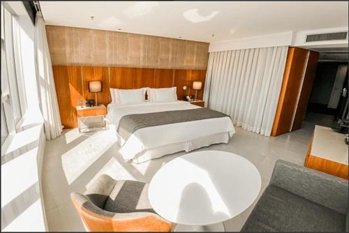 Habitación grande con cama y sofá en HOTEL NACIONAL BLOCO 01 1512/013 en Río de Janeiro