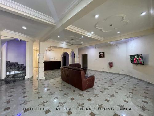 een woonkamer met een bank in een kamer bij JD Hotel And Bar. in Accra
