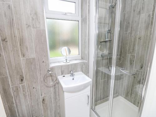 Un baño con ducha, inodoro y lavabo. en Morningside, en Totland