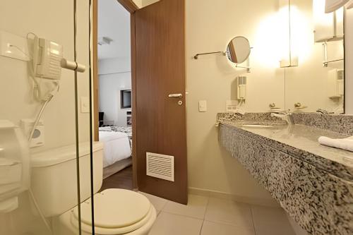 y baño con aseo y lavamanos. en Get a Flat 1203 Bela Vista Excelente Localização SP en São Paulo