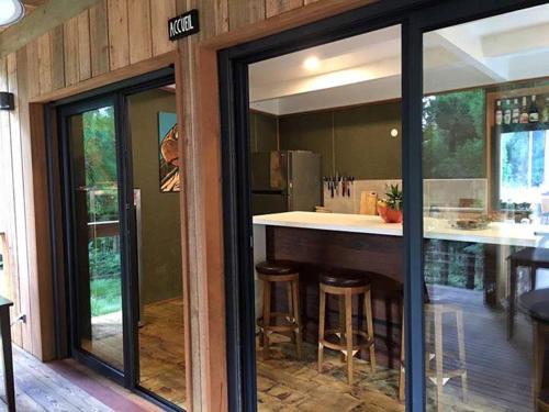 una cucina con bancone e bar con sgabelli di KAZ INSOLITE a Saint-Louis
