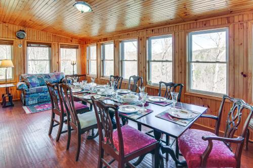 Χώρος καθιστικού στο Furnished Deck and Mtn Views Rutherfordton Home