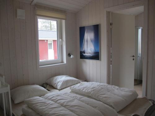 um quarto com duas camas e uma janela em Ferienhaus Freibeuterweg 24 em Lübeck