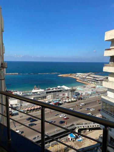 uma vista para um parque de estacionamento e para o oceano em Tyvally Dom apartment sea view للعائلات فقط em Alexandria