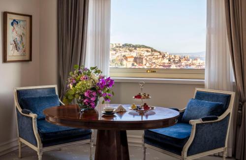 Habitación con mesa, 2 sillas y ventana en Tivoli Avenida Liberdade Lisboa – A Leading Hotel of the World, en Lisboa