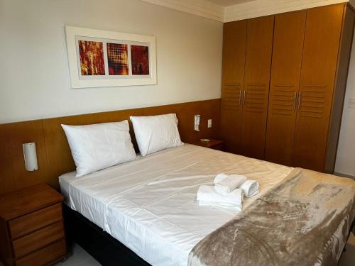 Un dormitorio con una cama con dos toallas encima. en Alugueasy - Brasília Lider, 13º e 14º Andar, en Brasilia
