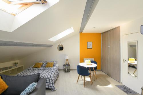 une chambre avec un lit et une table dans une pièce dans l'établissement Appartement hypercentre - Nancy, à Nancy