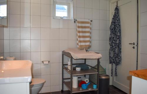 y baño con aseo y lavamanos. en Nice Home In Slvesborg With House Sea View, en Sölvesborg