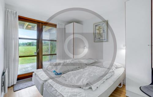 1 dormitorio con cama y ventana grande en Lovely Home In Egernsund With Kitchen, en Egernsund
