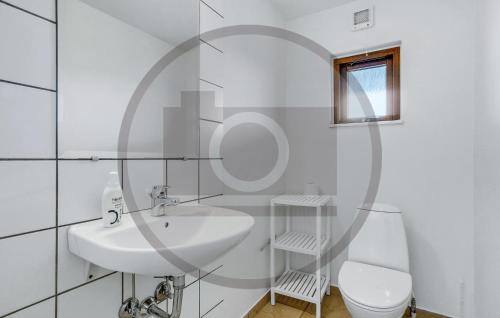 Baño blanco con lavabo y aseo en Lovely Home In Egernsund With Kitchen, en Egernsund