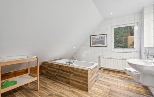 uma casa de banho com uma banheira, um lavatório e um WC. em Stunning Home In Schenkendbern With Wi-fi em Schenkendöbern