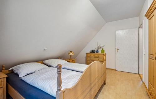 a bedroom with a bed with white sheets and a door at Nice Home In Schenkendöbern With Wifi in Schenkendöbern