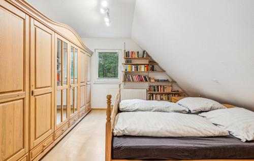 duas camas num quarto com uma estante de livros em Stunning Home In Schenkendbern With Wi-fi em Schenkendöbern