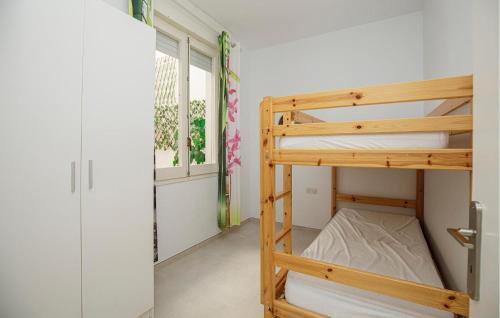 Katil dua tingkat atau katil-katil dua tingkat dalam bilik di 4 Bedroom Cozy Apartment In Roses
