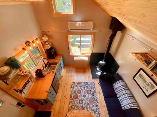 una vista aérea de una sala de estar en una casa pequeña en Zen of the Woods Tiny Cabin in Okemo Valley, en Chester