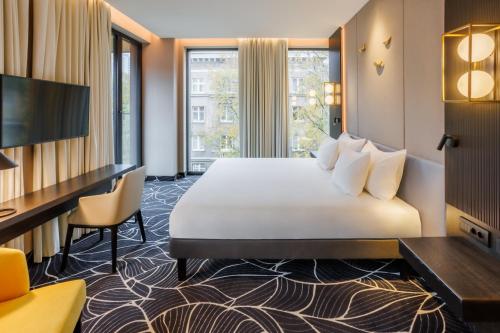 Camera con letto e TV di Movenpick Hotel Tallinn a Tallinn