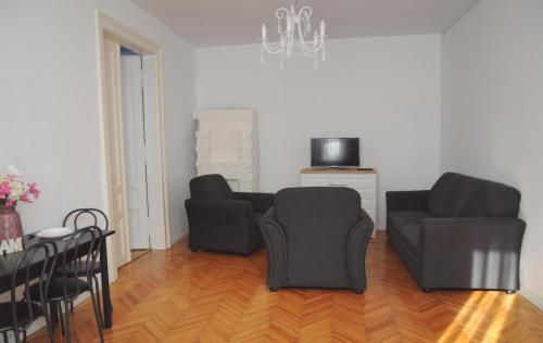 sala de estar con 2 sillas y sofá en Vintage Dream Apartment, en Oradea