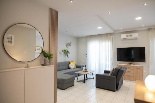 sala de estar con sofá y espejo en Magico Home City Heart Luxury Appartment, en Alexandroupoli
