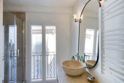 une salle de bain avec un lavabo et un miroir dans l'établissement Le Suquet - Charming apartment, à Cannes