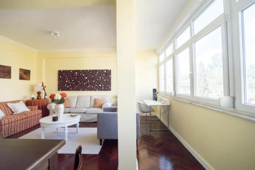 een woonkamer met een bank en een tafel bij Spacious Apartment in Belém in Lissabon