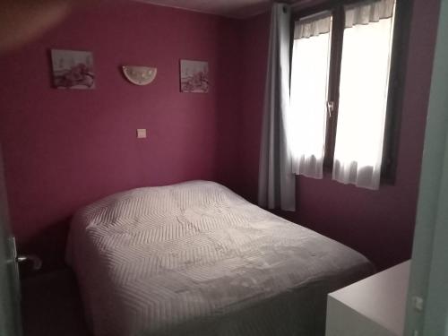 une petite chambre avec un lit et une fenêtre dans l'établissement Appartement cosy à Sainte-Croix-du-Verdon 44 m² vue lac, à Sainte-Croix-de-Verdon