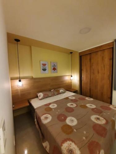 Ένα ή περισσότερα κρεβάτια σε δωμάτιο στο Cozy Apartment in Historic Prado with adjustable desk and 4K Monitor