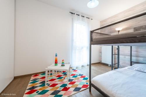 ein Schlafzimmer mit einem Etagenbett und einem bunten Teppich in der Unterkunft Disney à 10 min: Maison paisible 8P, Wifi, Parking in Chessy
