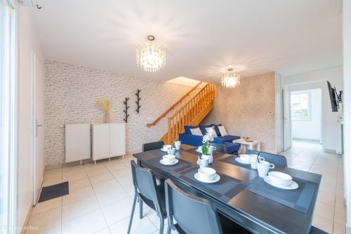 une salle à manger avec une table et des chaises bleues dans l'établissement Disney à 10 min: Maison paisible 8P, Wifi, Parking, à Chessy