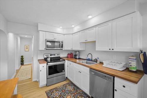 Η κουζίνα ή μικρή κουζίνα στο Great Two Bedroom w off Street Parking to Explore the City Close to Downtown Airport Ballparks