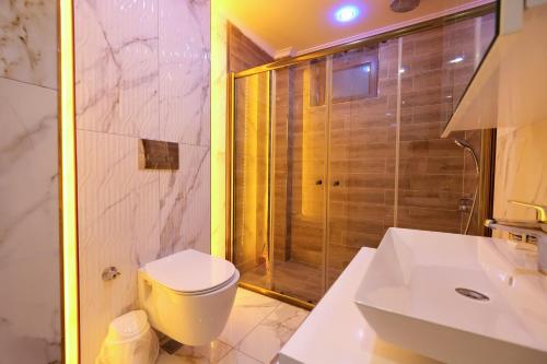 y baño con ducha, aseo y lavamanos. en Alanya Luxury Villas, en Alanya