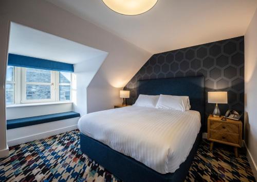 מיטה או מיטות בחדר ב-Udny Arms Hotel