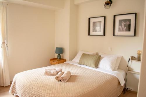 um quarto com uma cama com duas toalhas em Cozy apartment in the best part of Pagkrati em Atenas